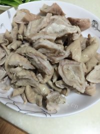 家常菜尖椒溜肥肠做法图解1)