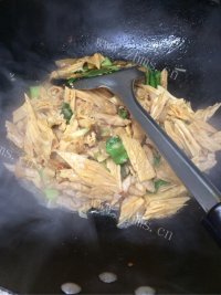 咸甜适中的腐竹炒肉做法图解7)