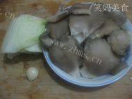 家常菜白菜炒平菇做法图解1)