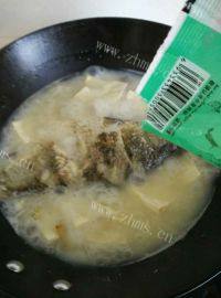 美味的豆腐鲫鱼汤做法图解9)