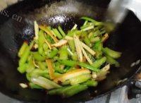 饱满的芹菜炒豆干做法图解6)