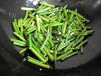 营养丰富的蒜苔炒鸡蛋做法图解6)