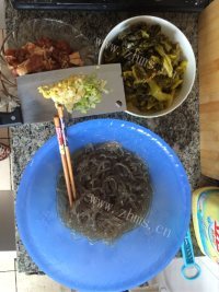 拿手菜酸菜炖粉条猪肉做法图解1)
