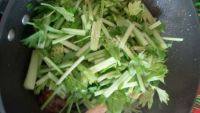 家常菜芹菜炒五花肉做法图解7)