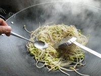 家常菜酸辣黄豆芽做法图解7)