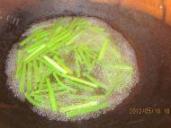 居家肉炒蒜苔做法图解3)