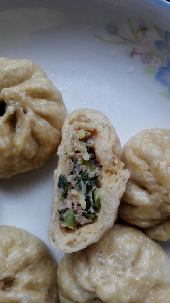 热腾腾的猪肉韭菜包子