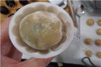 自制果仁月饼做法图解9)