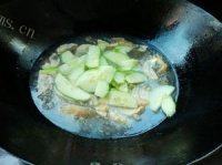 色味俱佳的皮蛋黄瓜汤做法图解6)