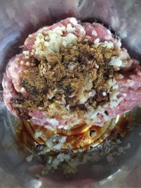 美味的猪肉白菜包子做法图解4)