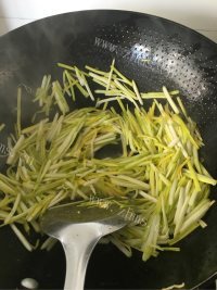 家常菜韭黄炒鸡蛋做法图解3)