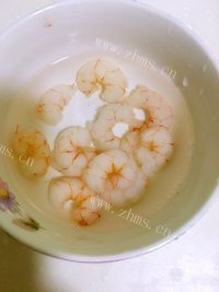 五彩虾仁蛋炒饭做法图解5)