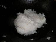口感丰厚的皮蛋火腿粥做法图解2)