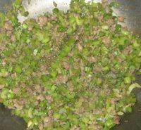 口感丰富的芹菜炒肉末做法图解7)