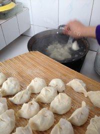自己做的素三鲜水饺做法图解11)