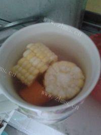 美味的玉米胡萝卜炖瘦肉汤做法图解4)