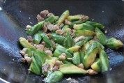 色泽不错的猪肉炒丝瓜做法图解4)