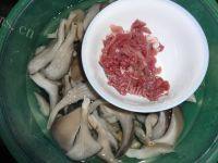 平菇肉末汤做法图解2)