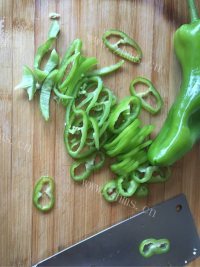 美味的海鲜蔬菜披萨做法图解3)