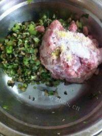自制芹菜肉饺子做法图解7)