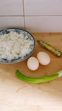 美味的火腿鸡蛋炒饭做法图解1)