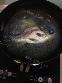家常菜鲫鱼豆腐汤做法图解6)