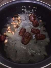 养颜的银耳红枣羹做法图解5)