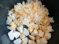 美味的雪梨银耳糖水做法图解6)