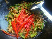 家常菜芹菜肉丝做法图解9)