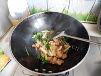 香飘十里的蒜苗炒五花肉做法图解8)
