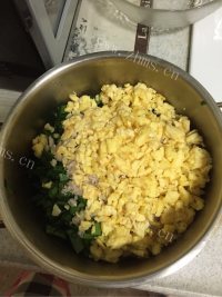 色泽鲜亮的韭菜盒子做法图解4)