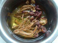 爱上茶树菇烧肉做法图解1)