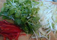 营养丰富的肉丝炒香芹做法图解3)