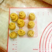 美味的金钱卷面包做法图解12)