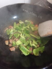 色香味俱全的青椒炒肉做法图解3)