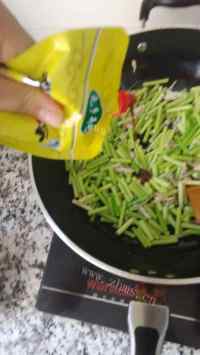 家常菜蒜苔炒肉做法图解5)