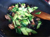 健康美食之黄瓜炒肉片做法图解7)