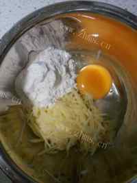 土豆丝鸡蛋饼做法图解5)