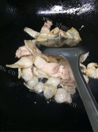 香喷喷的西兰花炒肉做法图解2)