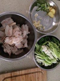 妈妈做的蒜苗回锅肉做法图解1)