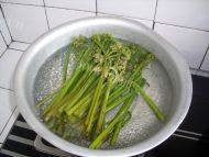 肉丝炒蕨菜做法图解1)