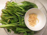 家常菜虾皮炒菠菜做法图解1)