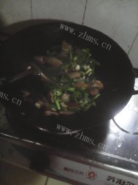 家常菜大蒜炒腊肉做法图解5)