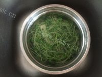 皮蛋火腿豆苗汤做法图解6)