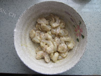 香脆蒜苔滑虾仁做法图解7)