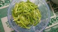 美味的芹菜炒肉丝做法图解1)