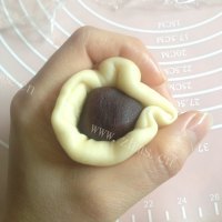 诱人的豆沙菊花酥做法图解13)