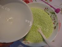 美味的绿西米蜜枣粽做法图解3)