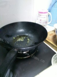 独特的西红柿炒鸡蛋做法图解3)
