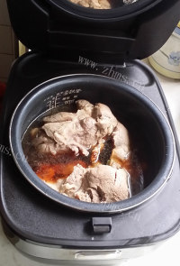简单的红烧肘子做法图解4)